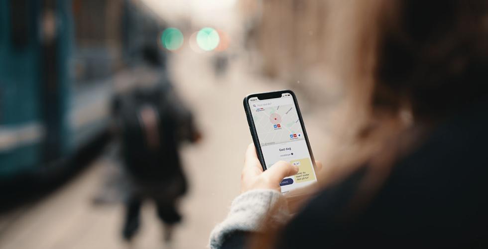 Telefon som er inne p&aring; Ruter-appen hvor man kj&oslash;per billetter. 