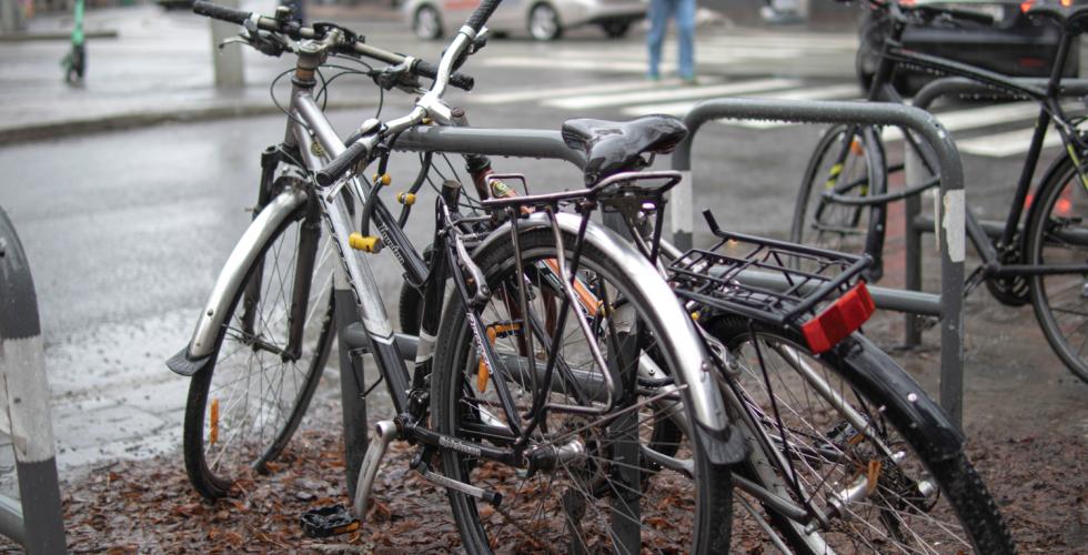 To sykler som er l&aring;st p&aring; Holbergsplass