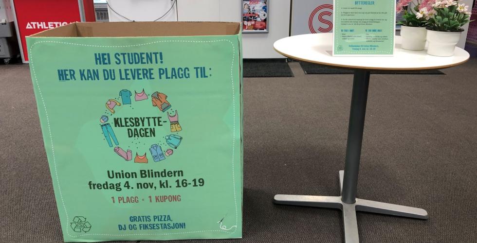 En gr&oslash;nn pappeske st&aring;r midt p&aring; gulvet