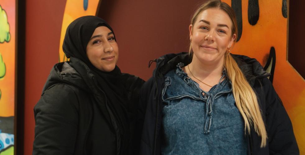 Saja og Josefin p&aring; Holmlia Senter