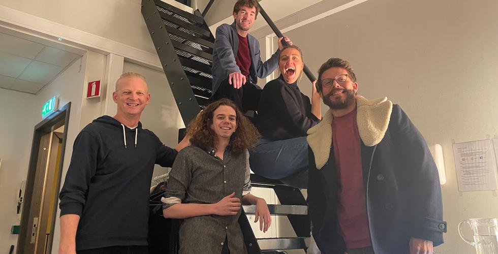 Komikerne Mads Hadler, Hallvard Dyrnes, Kim Hafskj&aelig;r, Marlene Stavum og Bj&oslash;rn-Henning &Oslash;degaard i trapp