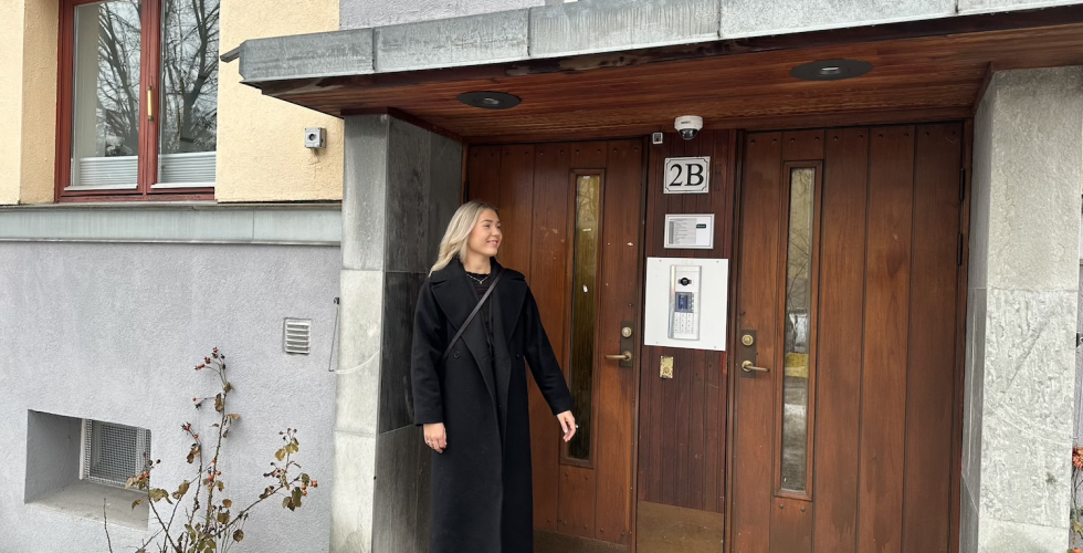 Jente utenfor d&oslash;r