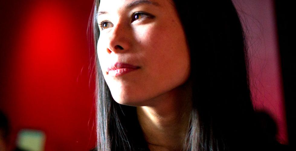 Portrettbilde av dame med m&oslash;rkt h&aring;r. 