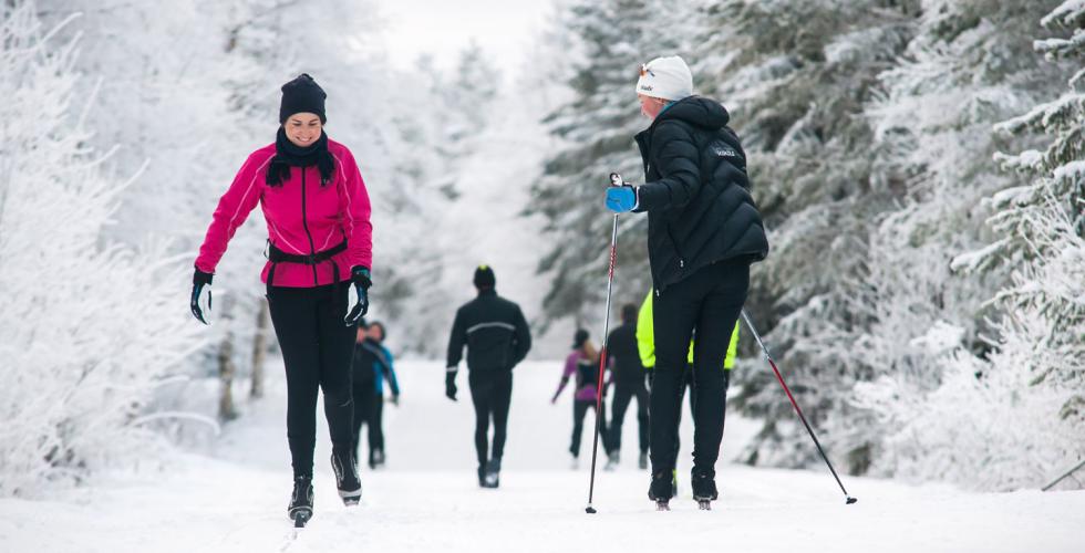 Mennesker som g&aring;r p&aring; langrenn
