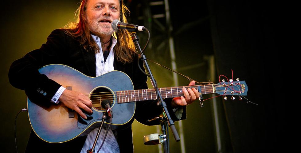 Lillebj&oslash;rn Nilsen spiller konsert med gitar