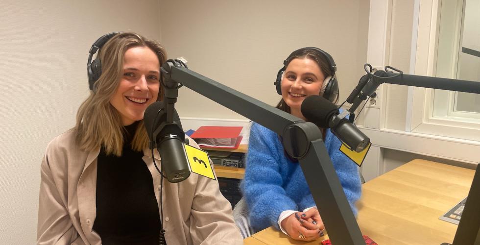 Programledere Ellisiv &Oslash;strem og Oda Sophie Usterud i radiostudio klare for livesending.