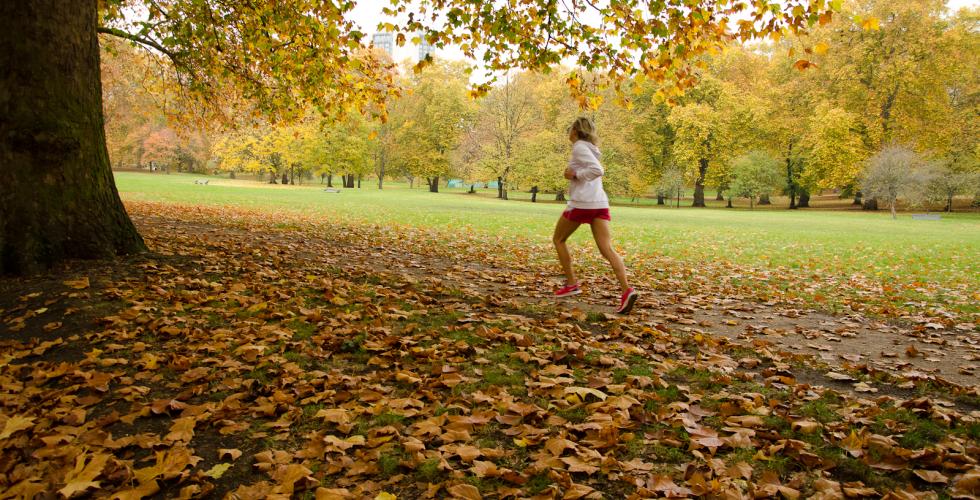 Person som l&oslash;per ute