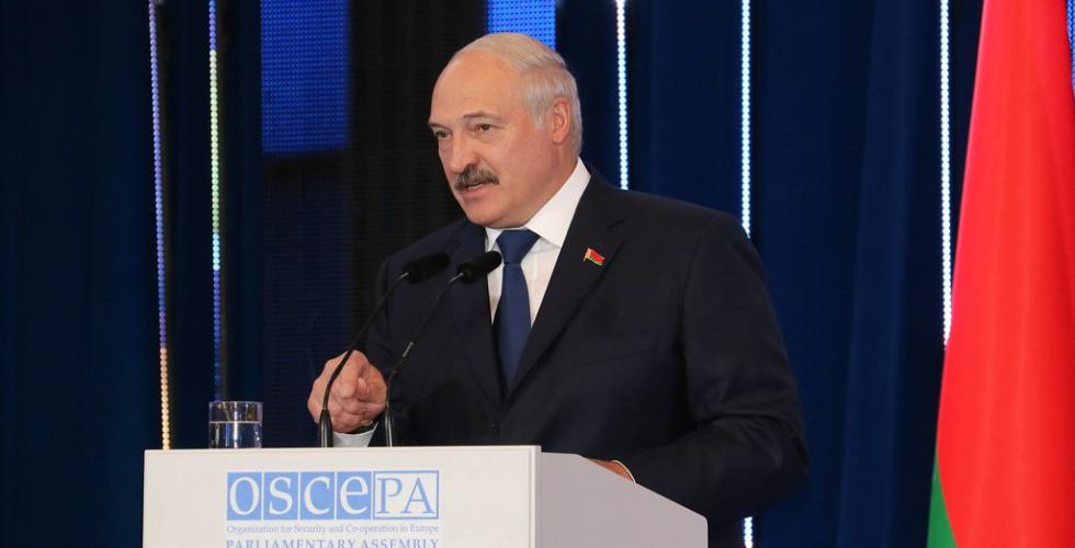 Hviterusslands president Alexandr Lukasjenko p&aring; talerstolen.