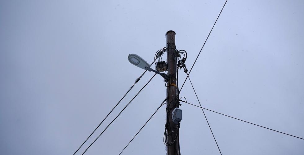 Bilde av lyktestolpe i lysl&oslash;ype p&aring; Sognsvann.