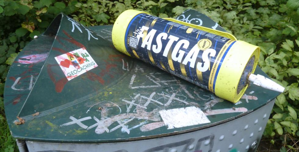 Tom lystgassbeholder p&aring; en s&oslash;ppelkasse