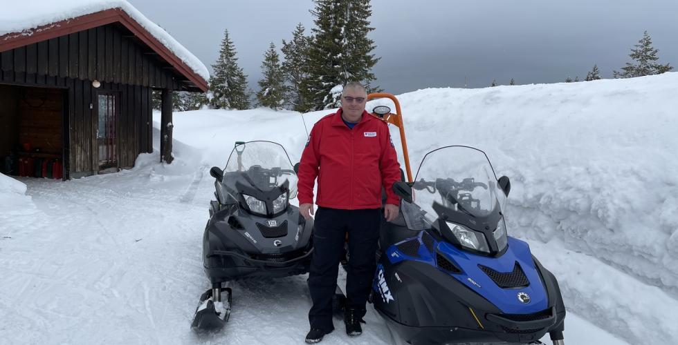 Mann foran to sn&oslash;scootere