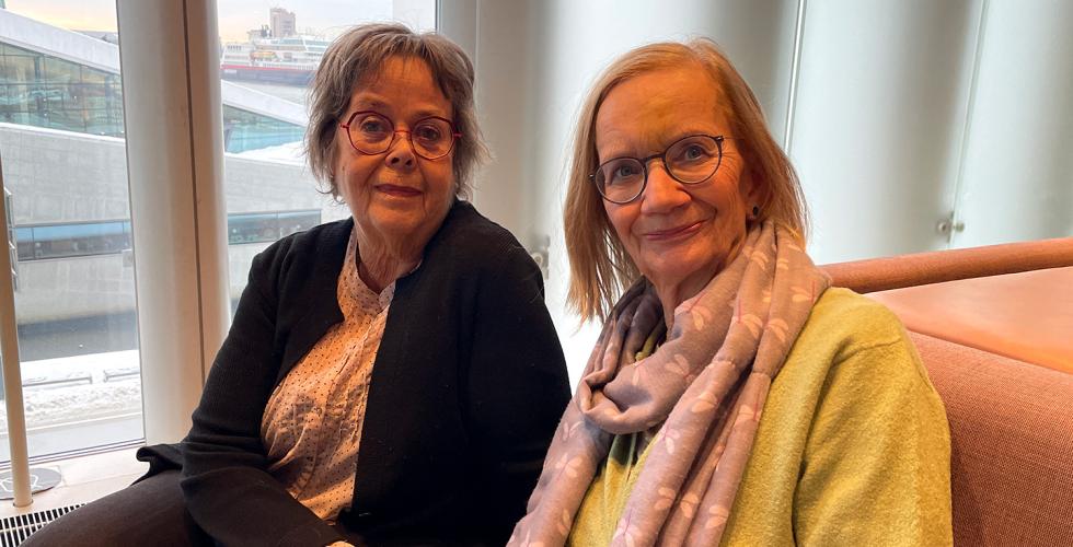 Bildet viser to eldre damer sittende i en sofa p&aring; Deichman Bj&oslash;rvika. 