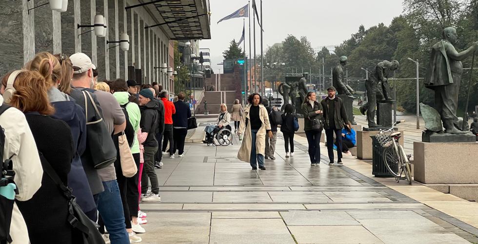 Lang k&oslash; av mennesker ved Oslos r&aring;dhus