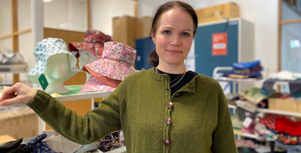 Monica Martinsen st&aring;r foran redesignet kl&aelig;r