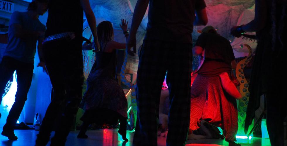 Folk som danser p&aring; et nattklubb