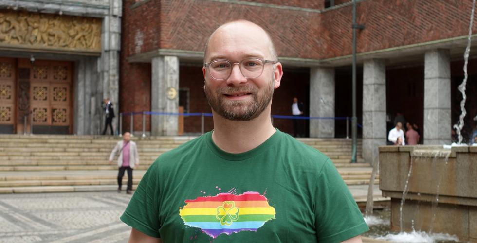 Bilde av Morten Edvardsen utenfor R&aring;dhuset i Oslo. Edvardsen er ikledd en gr&oslash;nn t-skjorte i Senterpartiets farger. P&aring; t-skjorten kan vi se regnbuefargene