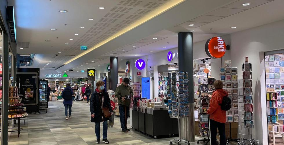 Mennesker inne p&aring; kj&oslash;pesenter