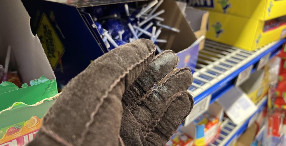 Haand som fors&oslash;ker &aring; naske