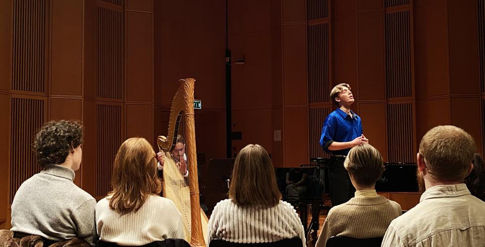 knut kippersund nesdal og alexander thomas spiller homohymner p&aring; nmh p&aring; skr&aring;