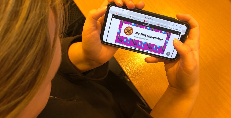 Bilde av telefonskjerm. P&aring; skjermen st&aring;r det "No Nut November"