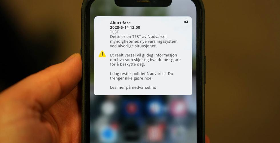 Bilde av n&oslash;dvarsel som vises p&aring; mobiltelefon. 