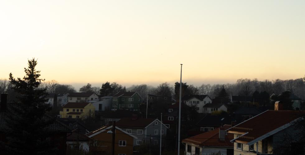 hvitt skylag ligger over trehusbebyggelsen p&aring; T&aring;sen