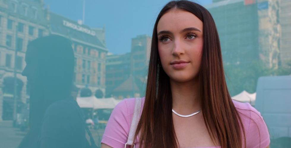 Oda Rikheim. En ung kvinne med langt brunt h&aring;r og rosa genser, som er aktiv p&aring; TikTok