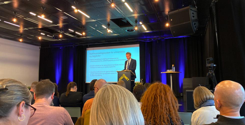 Ola Borten Moe p&aring; pressekonferanse