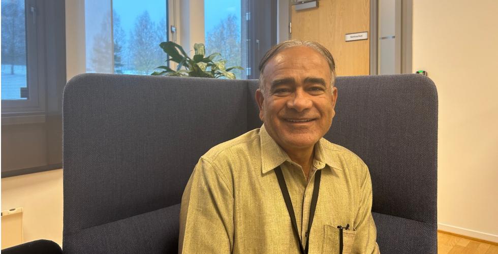 Ombir Padhyay p&aring; sin arbeidsplass p&aring; Stovner