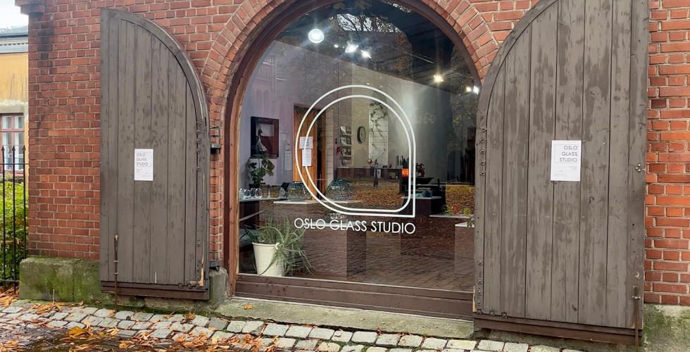 Et vindu med to d&oslash;rer p&aring; hver side