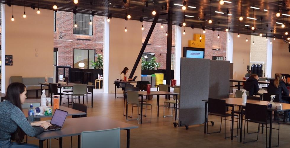 Studentene ved oslomet i ett av fellesarealene p&aring; skolen 