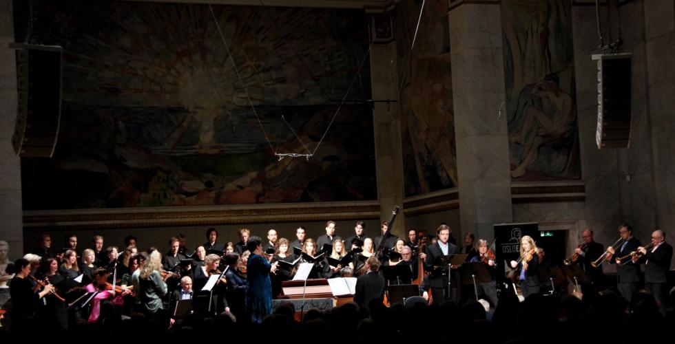 Hele koret og orkesteret p&aring; scenen