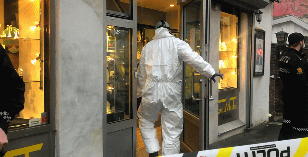 krimtekniker g&aring;r inn i gullsmed