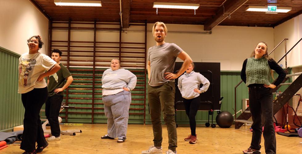 Revy-gruppa har hendene p&aring; hofta og synger