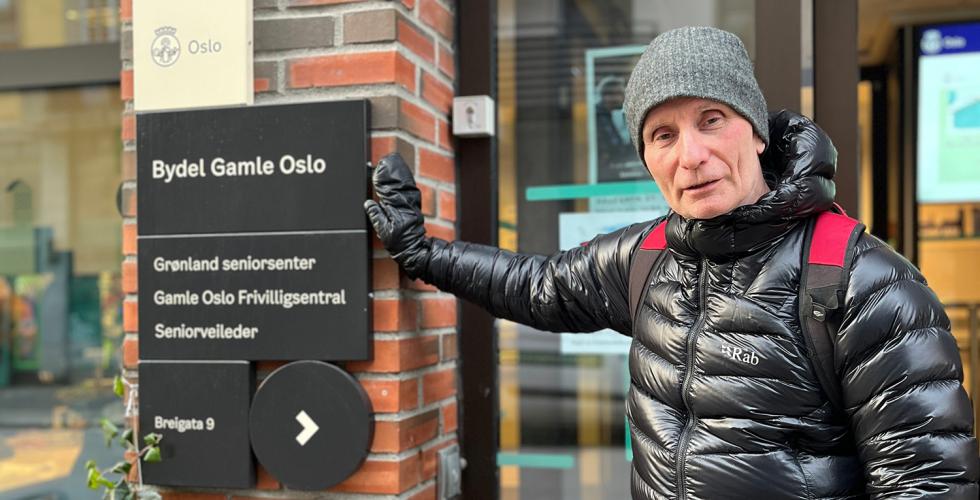 &Oslash;yvind Michelsen foran Gr&oslash;nland seniorsenter.