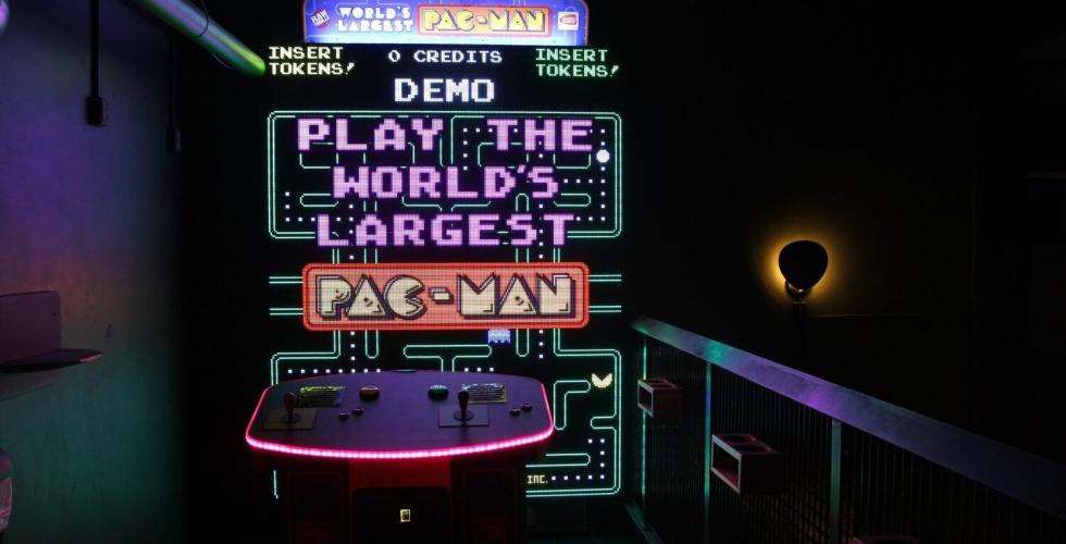 Den fargerike skjermen til verdens st&oslash;rste Pac-Manmaskin.