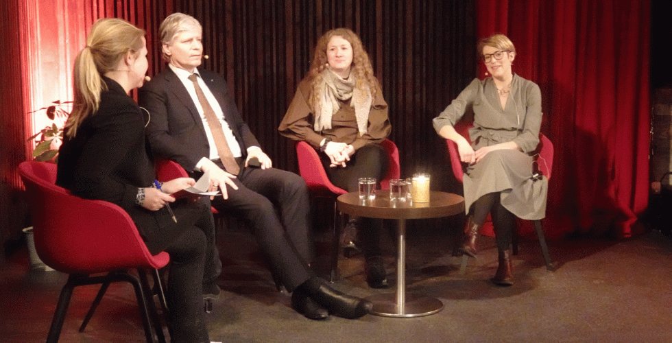 Paneldeltakarar i stoler. Fr&aring; venstre: Tiril Halvorsen, Olav Elvestuen, Tuva Moflag og Kari Elisabeth Kaski
