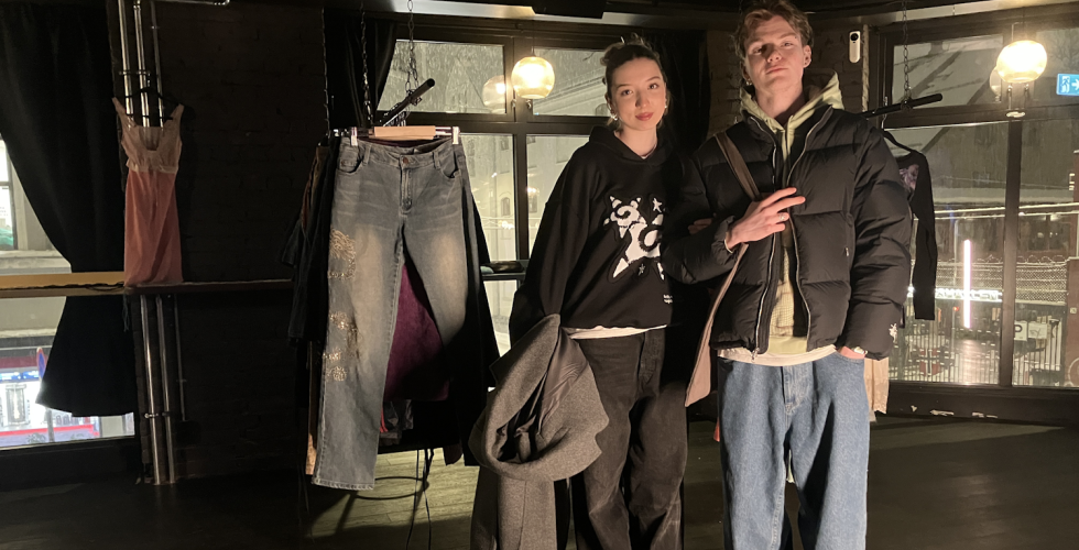 Par som ser p&aring; kl&aelig;r