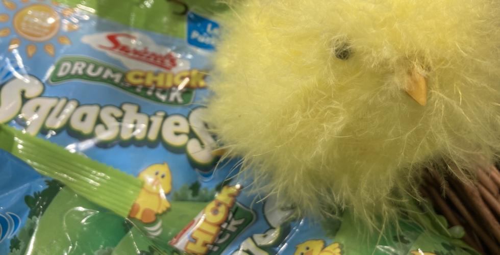 Poser med p&aring;skeskum-snop og en gul kyllingdekorasjon fra en kantine. Det er et illustrasjonsbilde. 