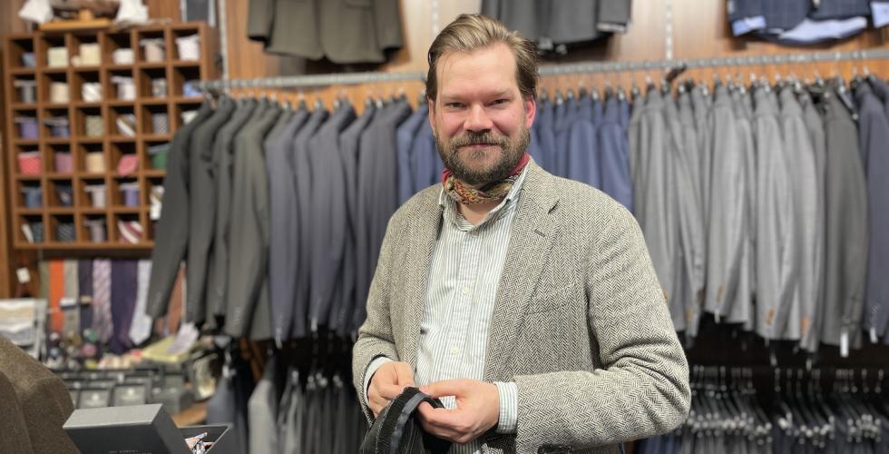 Philip S&oslash;nsterud, butikksjef ved Herreavdelingen p&aring; Manglerud Senter. 