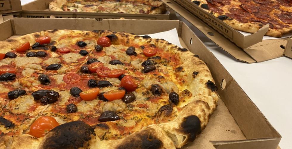 Bilde av tre pizzaer p&aring; et bord.