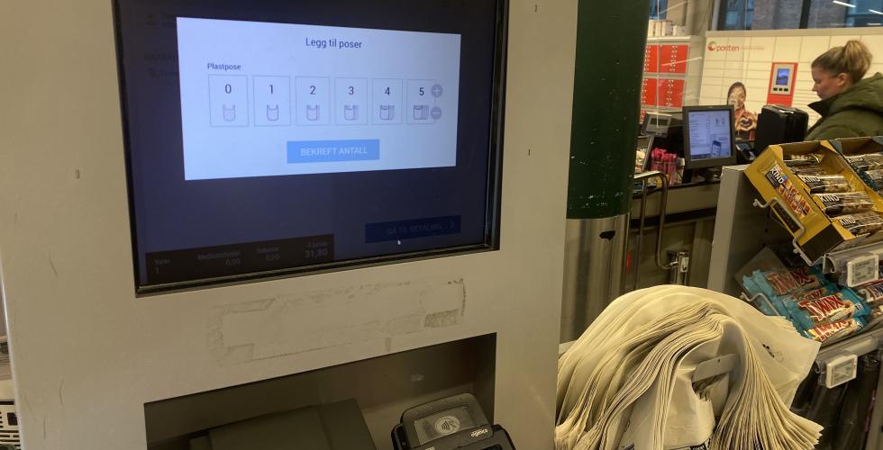 En selvbetjeningskasse hvor den sp&oslash;r hvor mange poser man skal ha