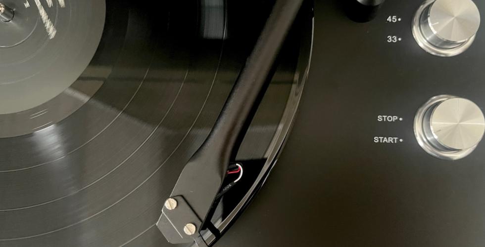 Platespiller som spiller musikk