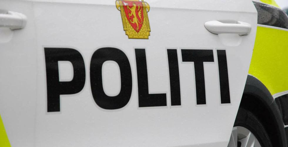 N&aelig;rbilde av politiskrift p&aring; politibil