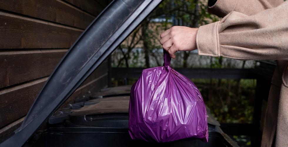 Lilla avfallspose og s&oslash;ppeldunk