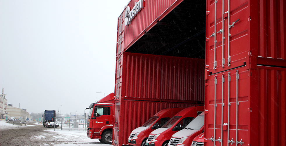 Postbiler parkert p&aring; HUBen p&aring; Aker Brygge