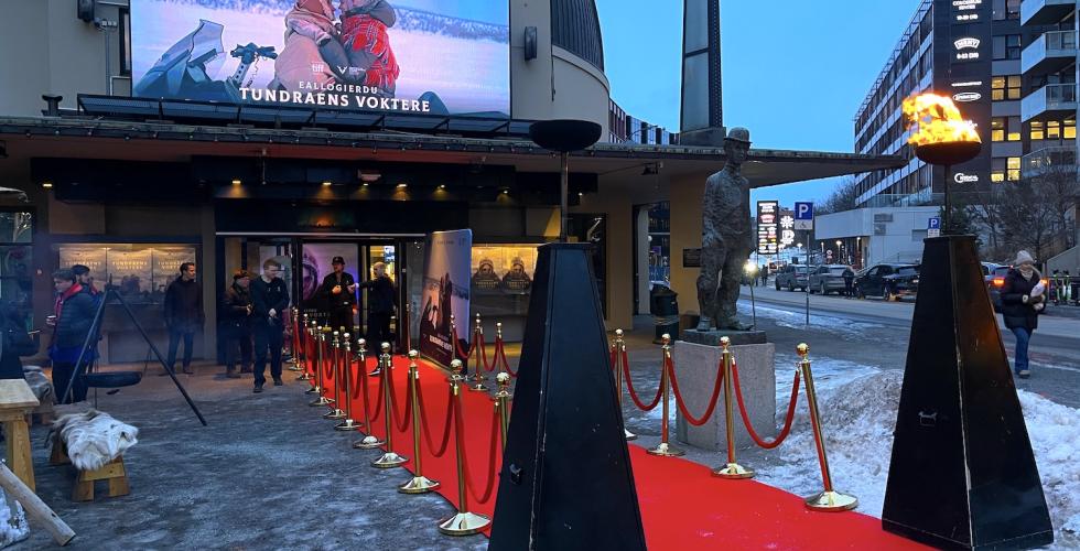 R&oslash;d l&oslash;per utenfor Colosseum Kino 