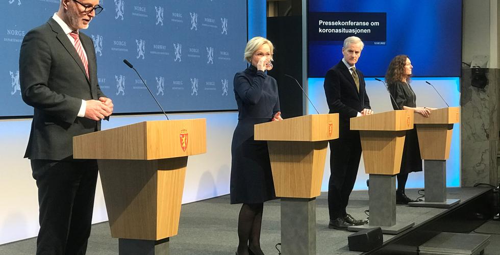 Bilde av Helsedirekt&oslash;r Bj&oslash;rn Guldv&aring;g, Helseminister Invild Kjerkhol, Statsminister Jonas Gahr St&oslash;re og Generaldirekt&oslash;r i Folkehelseinstituttet Camilla Stoltenberg under dagens pressekonferanse.