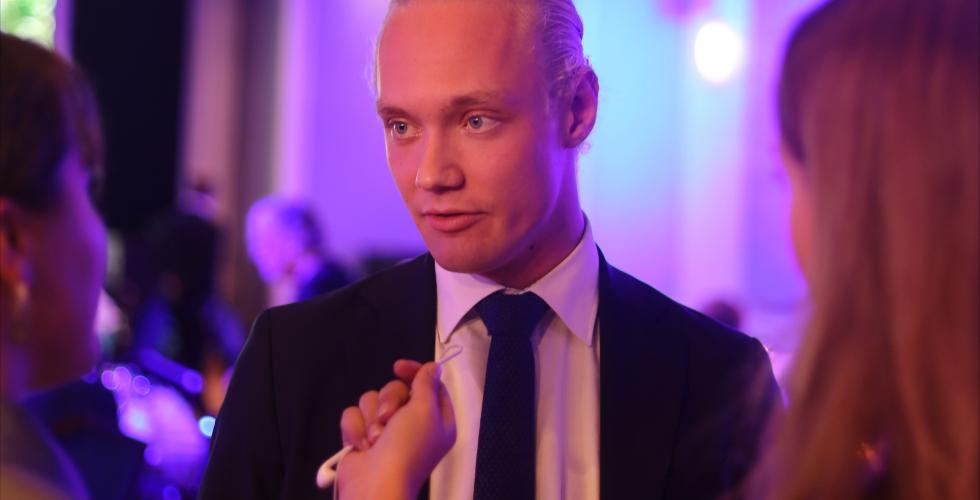 Simen Velle p&aring; FrP-valgvake som snakker med journalister