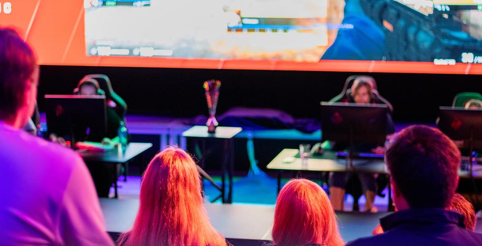 Dataspillere p&aring; scene med publikum